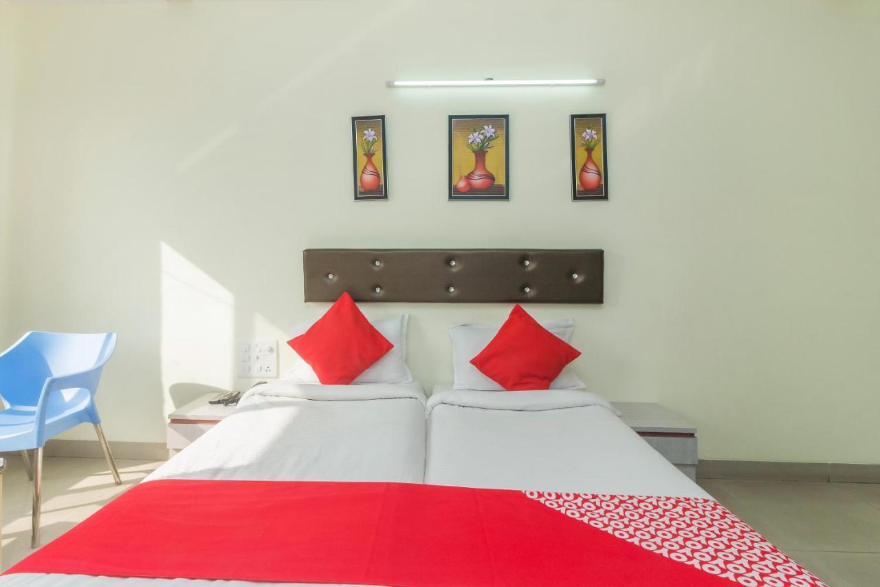 Flagship 4387 Hotel Theem Plaaza Nashik Bagian luar foto