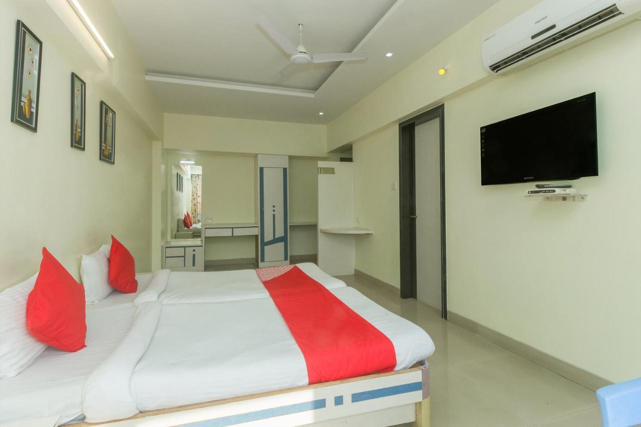 Flagship 4387 Hotel Theem Plaaza Nashik Bagian luar foto