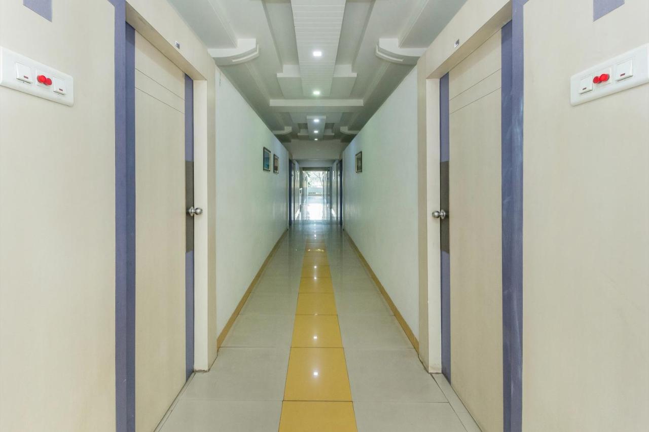 Flagship 4387 Hotel Theem Plaaza Nashik Bagian luar foto